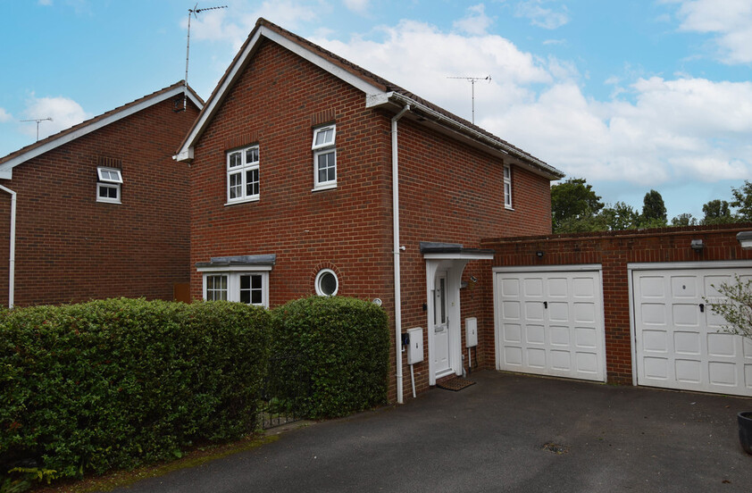 3 bedroom Detached - LONGCROFT LANE, WELWYN GARDEN CITY