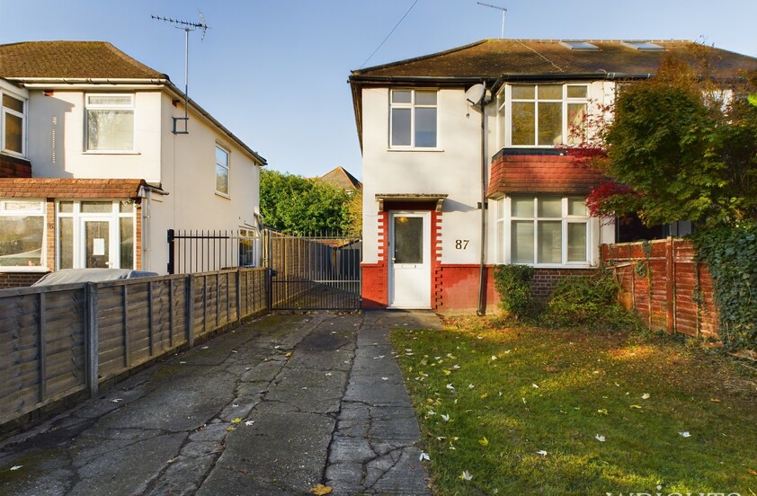 3 Bedroom Semi-Detached House in Lemsford Road, Hatfield