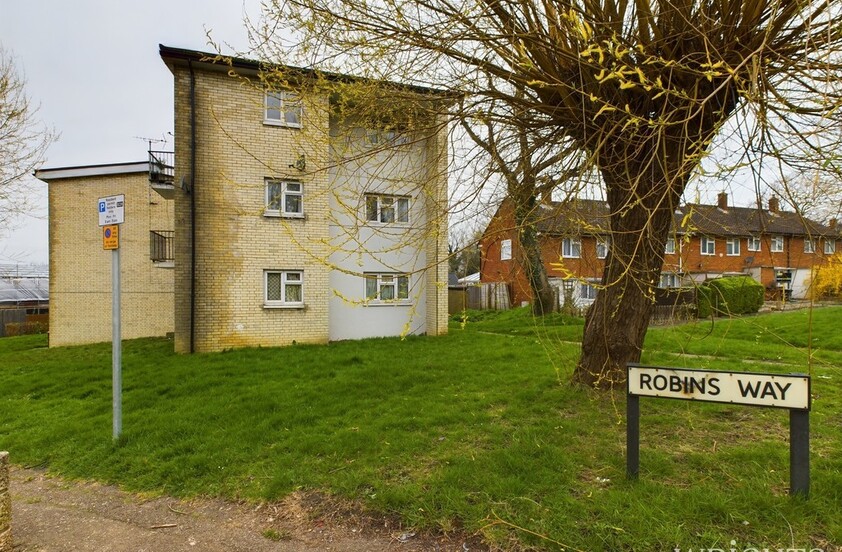 1 bedroom Apartment - Robins Way, Hatfield