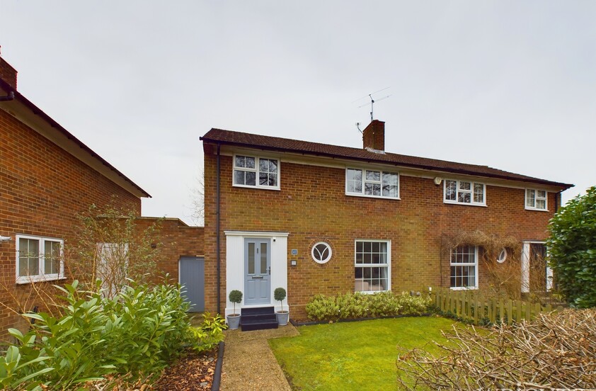 3 Bedroom Semi-Detached House in Beehive Lane, Welwyn Garden City