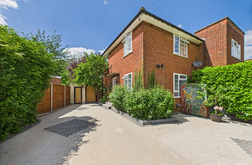 3 Bedroom End of Terrace House in Cowper Road, Welwyn Garden City