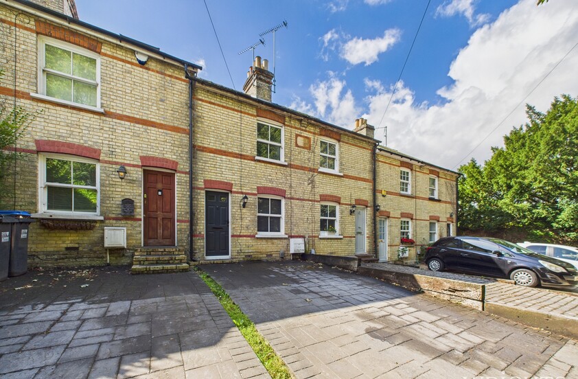 2 Bedroom Terraced House in Chantry Lane, HATFIELD