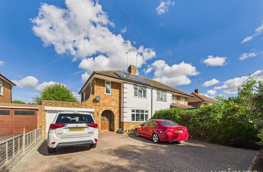 3 Bedroom Semi-Detached House in Bramble Road, Hatfield