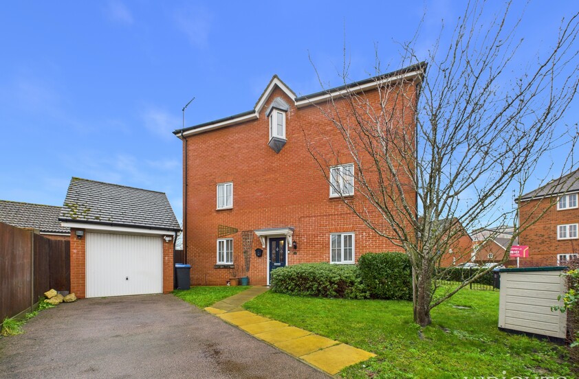 3 Bedroom Town House in Dragon Road, Hatfield