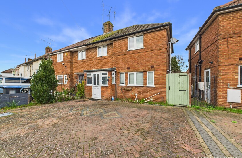 3 Bedroom Semi-Detached House in Crawford Road, HATFIELD