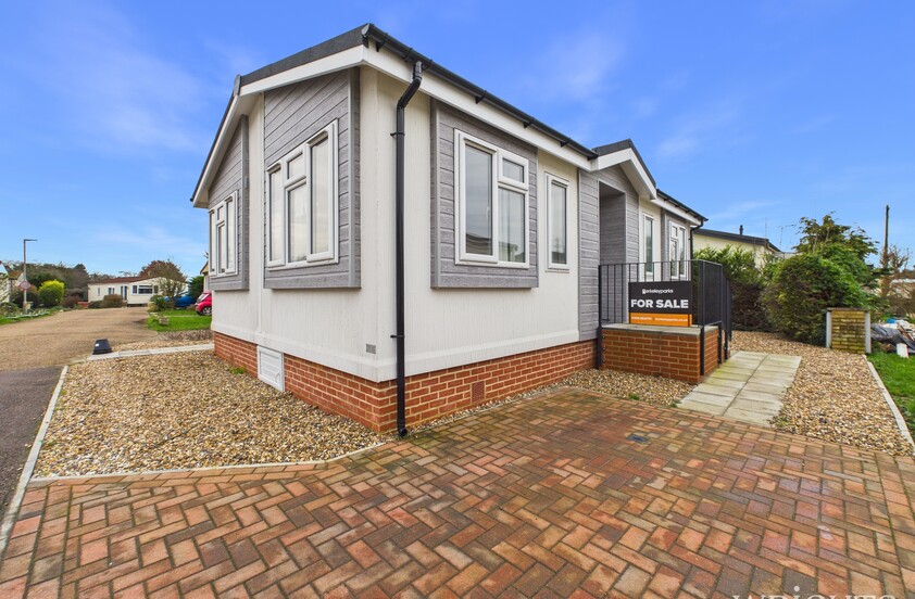 2 Bedroom Mobile Home in Marshmoor Crescent, Hatfield