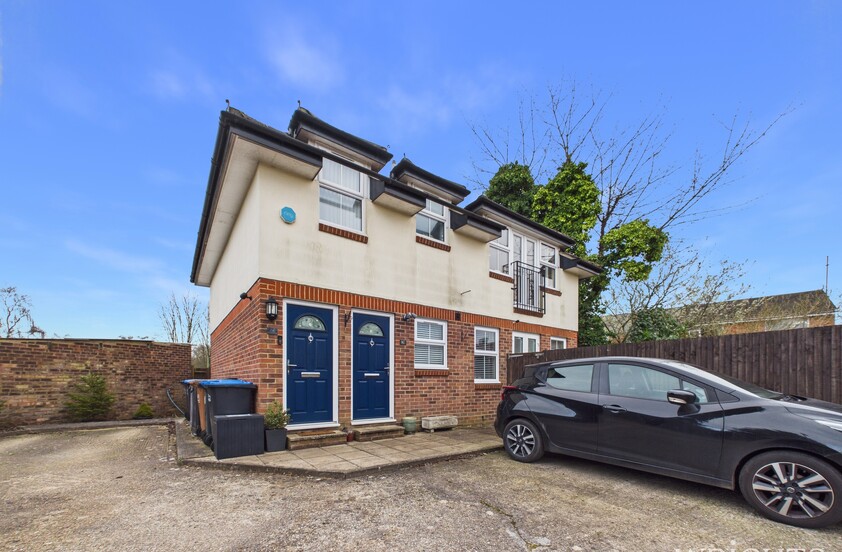 2 Bedroom Maisonette in Cornerfield, Hatfield