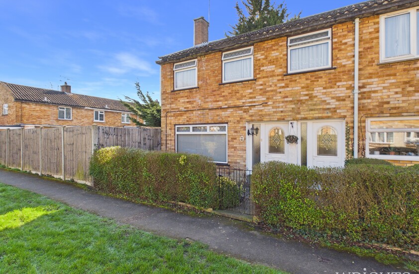 3 Bedroom Terraced House in Cherry Way, Hatfield