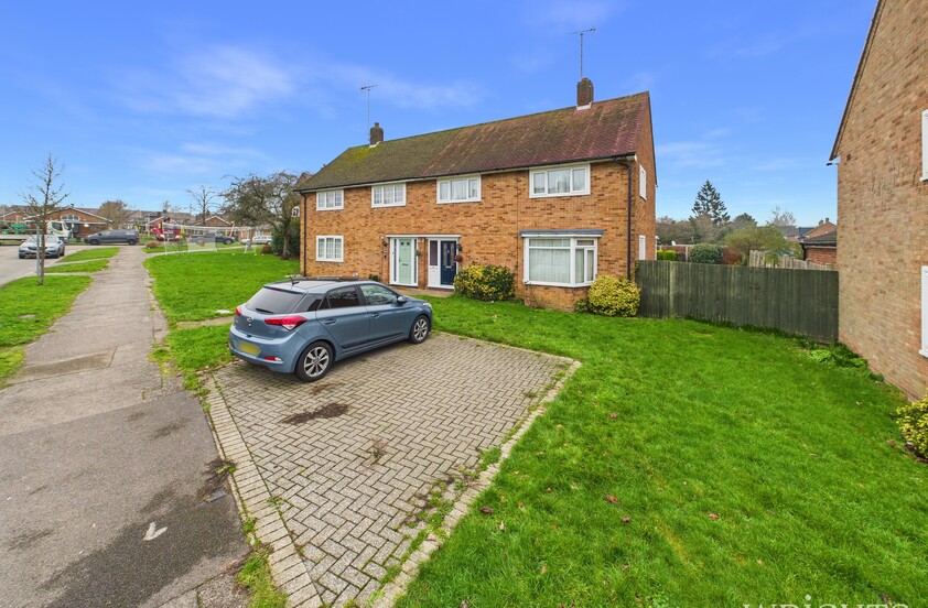 3 Bedroom Semi-Detached House in Wheatley Road, Welwyn Garden City
