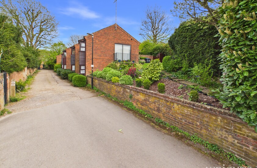 2 Bedroom End of Terrace House in Parkside, Welwyn
