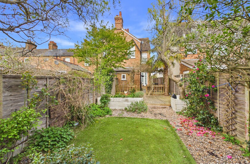 3 Bedroom Semi-Detached House in High Street, Hitchin