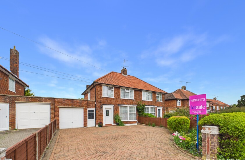 3 Bedroom Semi-Detached House in Woodhall Lane, Welwyn Garden City