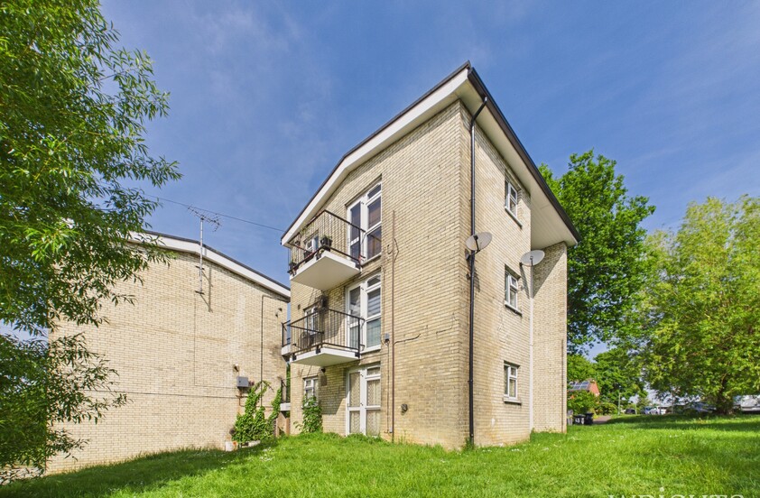 1 Bedroom Flat in Robins Way, Hatfield