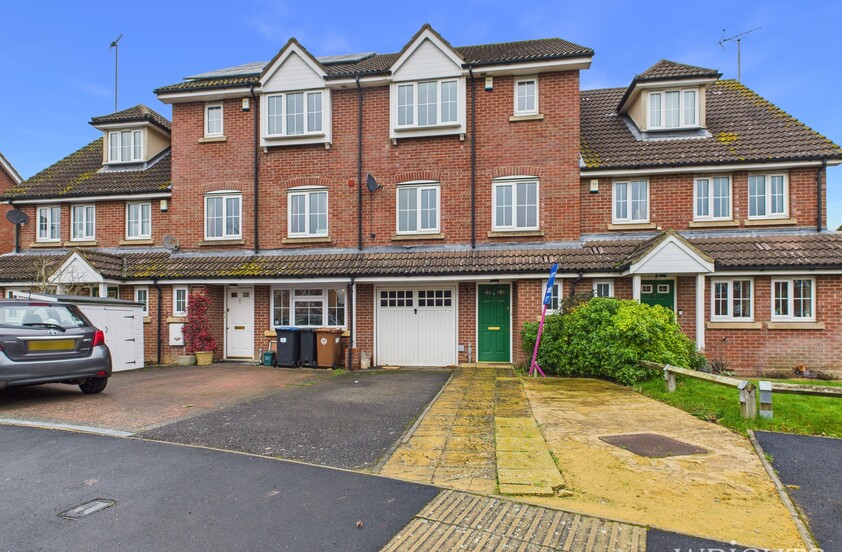 4 Bedroom Town House in Bluebell Way, Hatfield