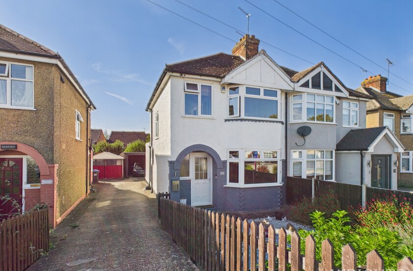 3 Bedroom Semi-Detached House in Holme Road, Hatfield