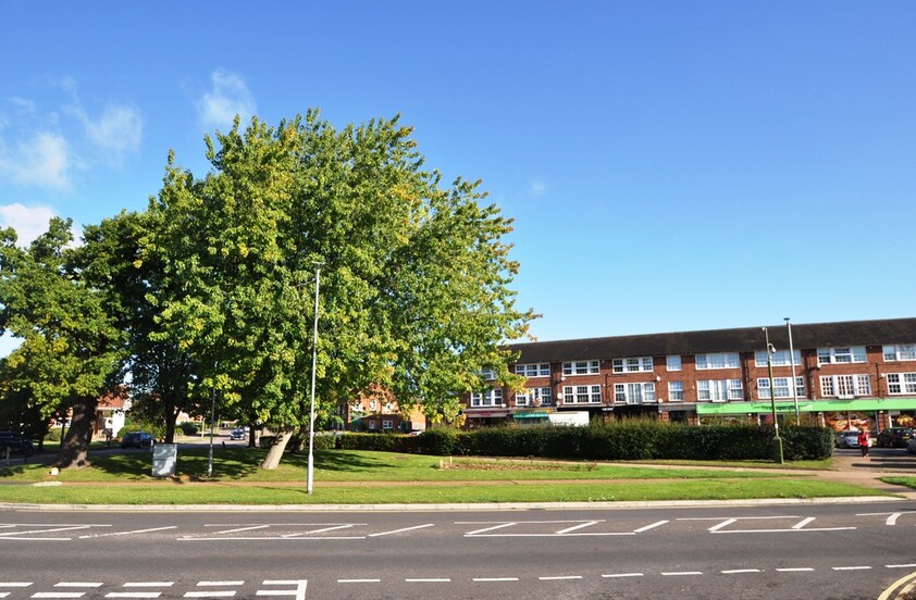 1 bedroom Flat - Woodhall House, Woodhall Parade