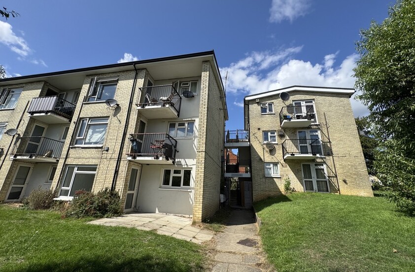 1 bedroom Apartment - Robins Way, Hatfield
