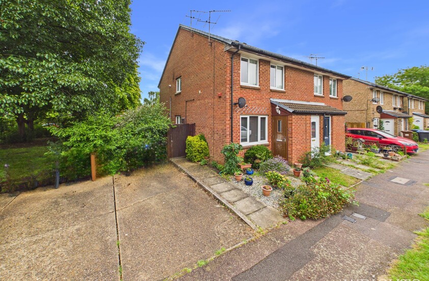 1 Bedroom Maisonette in Yew Grove, Welwyn Garden City