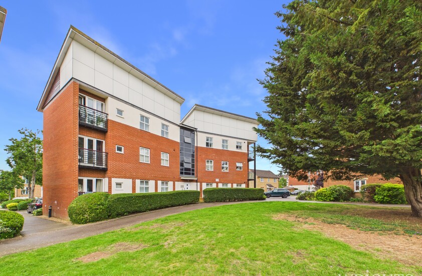 2 Bedroom Ground Floor Flat in Eddington Crescent, Welwyn Garden City