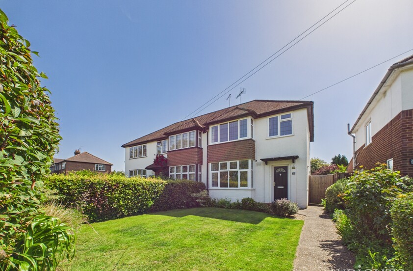 3 Bedroom Semi-Detached House in Homestead Road, Hatfield