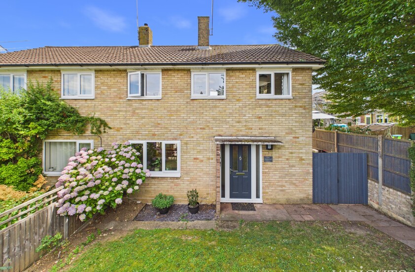 3 Bedroom End of Terrace House in Harwood Close, WELWYN GARDEN CITY