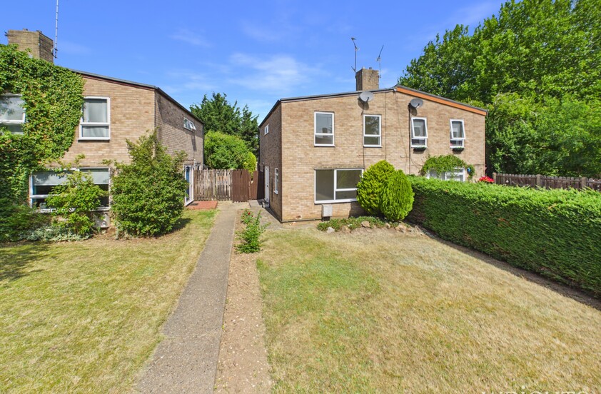 3 Bedroom Semi-Detached House in Dawley, Welwyn Garden City