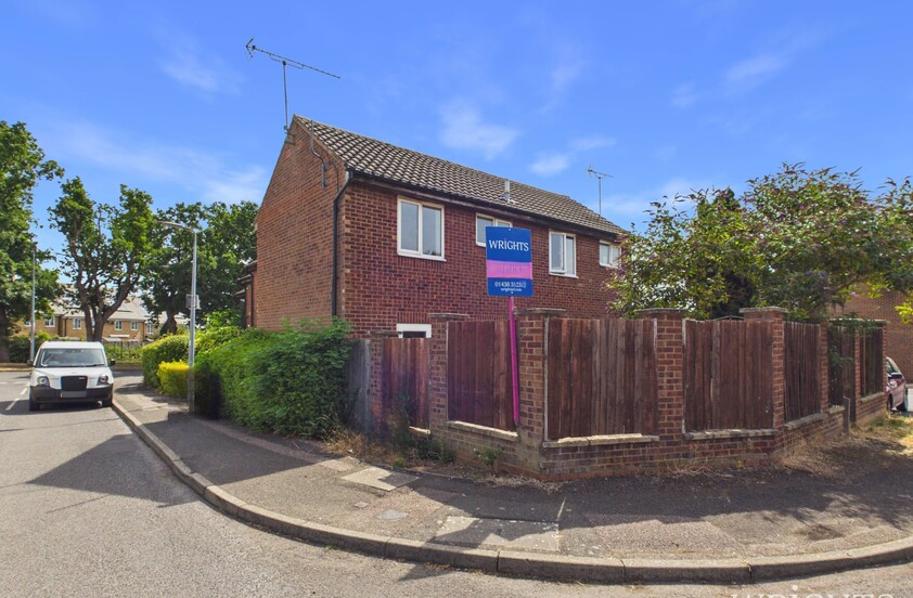 1 Bedroom Semi-Detached House in Lime Close, Stevenage