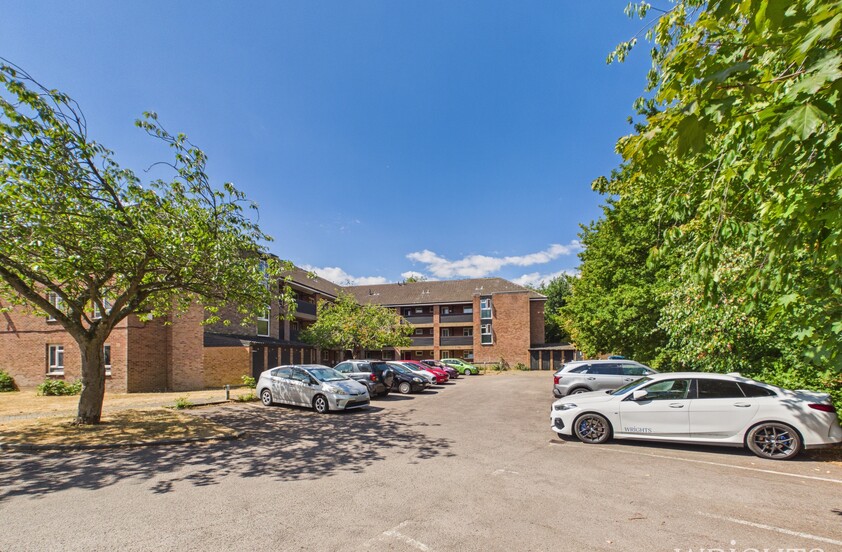 1 Bedroom Flat in Aldbury Grove, WELWYN GARDEN CITY