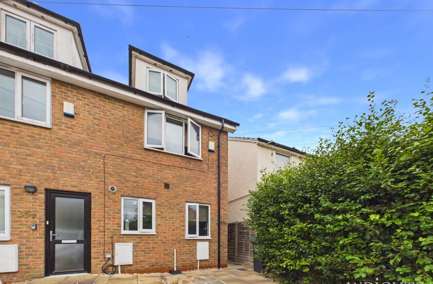 3 Bedroom End of Terrace House in Lemsford Road,