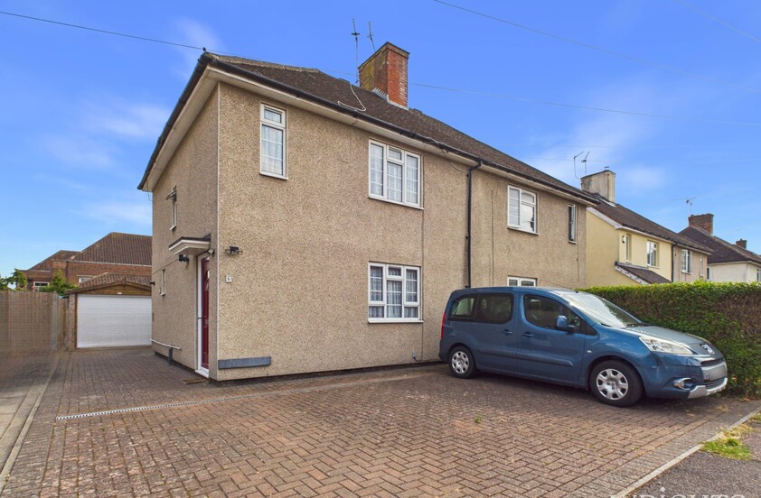 2 Bedroom Semi-Detached House in Clarkes Road, Hatfield