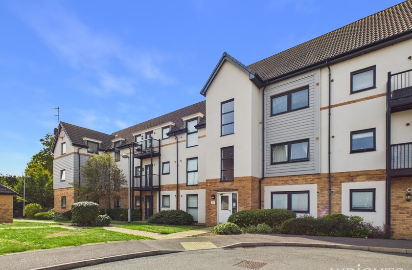 2 Bedroom Flat in Sovereign Place, HATFIELD