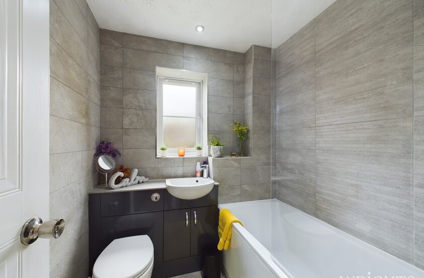 2 Bedroom Terraced House in Dunsters Mead, Welwyn Garden City
