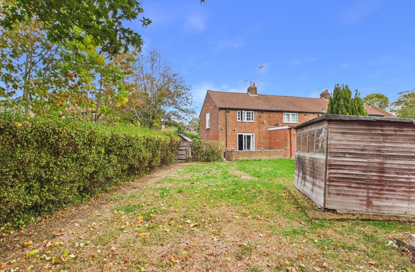3 Bedroom End of Terrace House in Cranborne Gardens, Welwyn Garden City