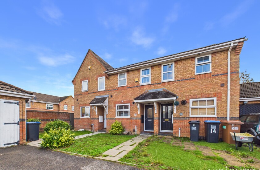 2 Bedroom Terraced House in Cooks Way, Hatfield